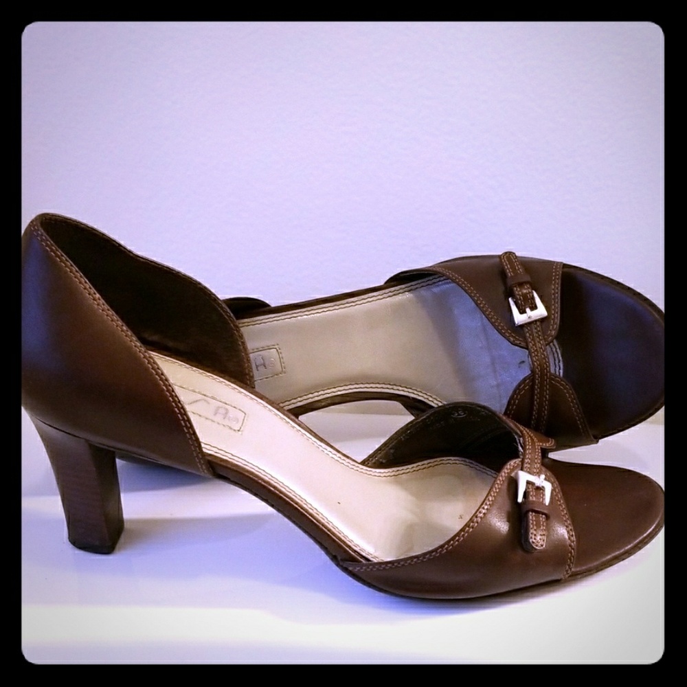 Unisa Brown Pumps